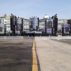 โมโจกั้นหน้าเวที