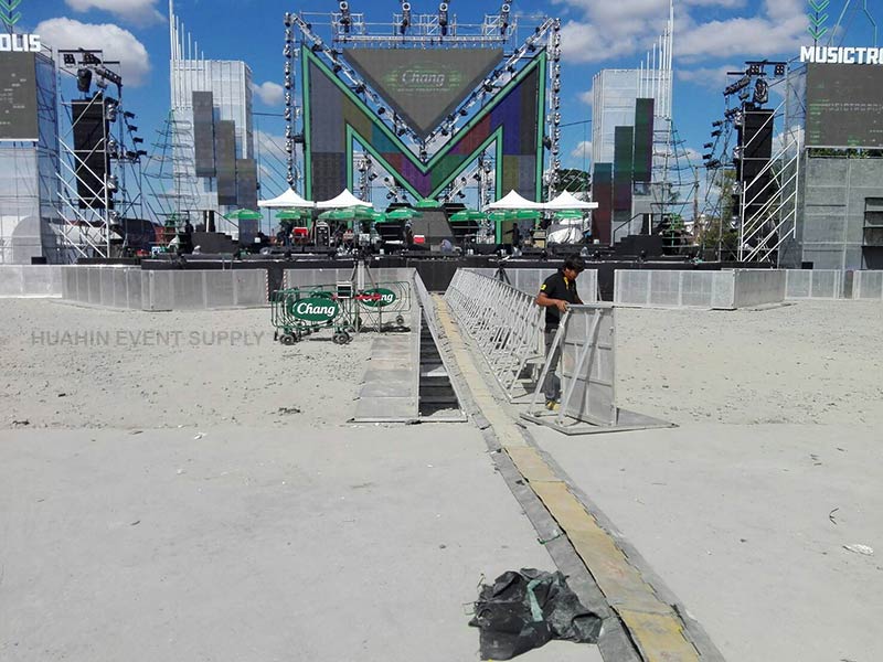 mojo-5 รั้วกั้นหน้าเวที