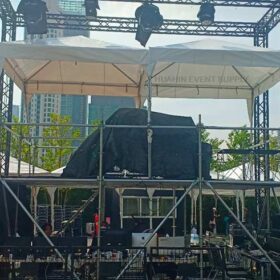 เต็นท์บนเวที